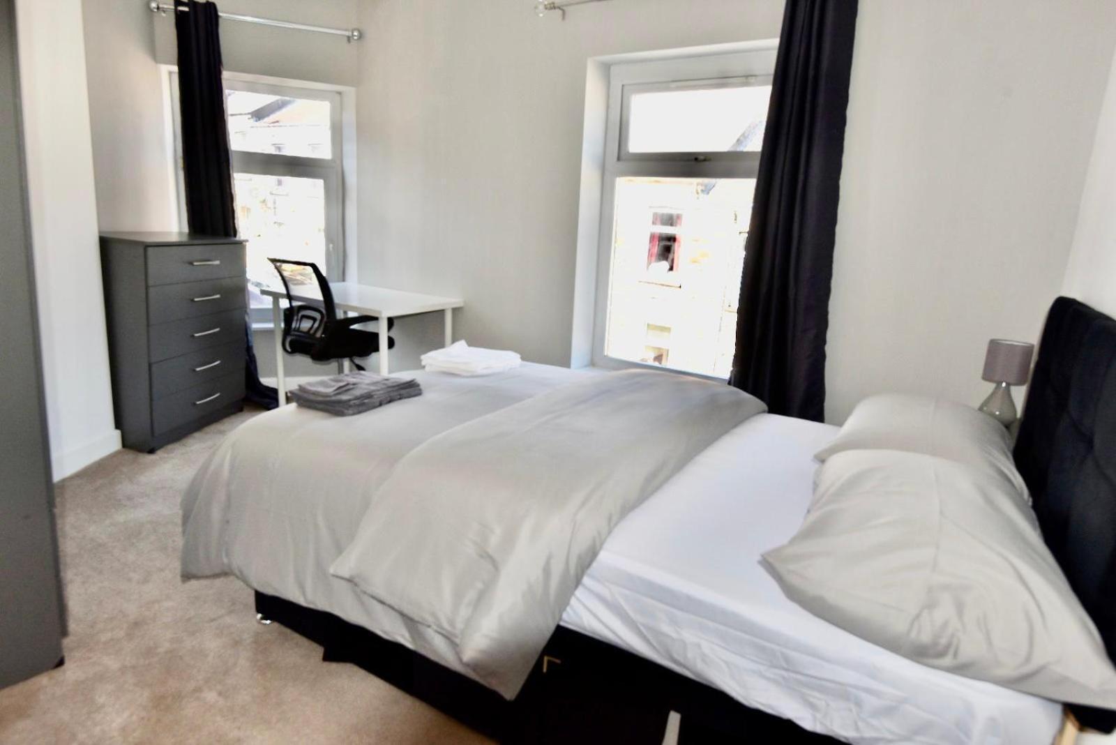 Come On In Lucas Street Newport Train Station Sleep Upto 8 Villa Room photo